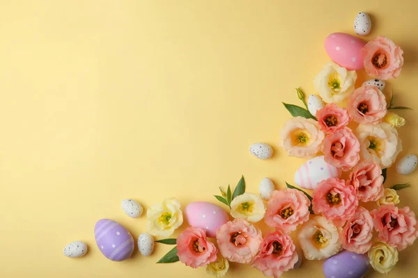 Fiori e uova di Pasqua su sfondo colorato primo piano. Sfondo pasquale — Foto Stock