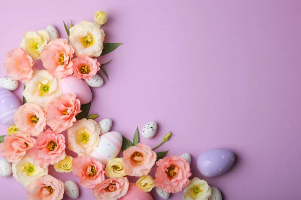 Flores y huevos de Pascua sobre un fondo de color de cerca. Fondo de Pascua —  Fotos de Stock
