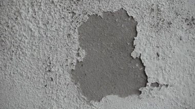 Beyaz nemli duvar boyaların çatladığını ve kırıldığını ya da soyulduğunu gösteriyor. Duvarların kırılgan beyaz astarı. Soyut çatlak ve şişmiş siyah-beyaz arka plan. Makro yakın çekim görünümü. 