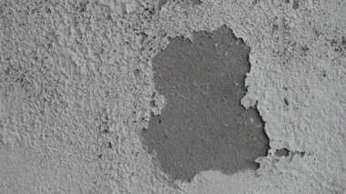 Beyaz nemli duvar boyaların çatladığını ve kırıldığını ya da soyulduğunu gösteriyor. Duvarların kırılgan beyaz astarı. Soyut çatlak ve şişmiş siyah-beyaz arka plan. Makro yakın çekim görünümü. 