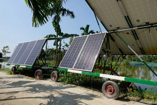 차량은 용이다 태양열 발전은 농부들을 전기로 전환됩니다 시스템 발전소 로열티 프리 스톡 이미지