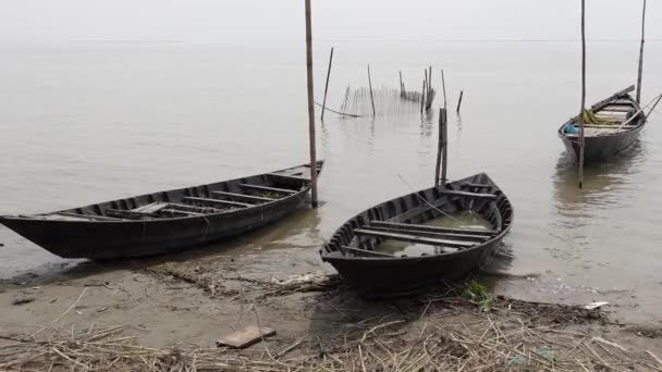 川で孤独な木製の漁船 秋の朝 パドマ川の水で3隻の小型漁船が待っています スローモーションビデオ — ストック動画