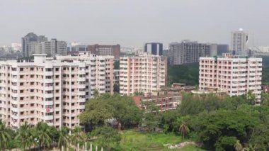 Bangladeş 21 Ekim 2021: Dhaka City 'deki Sher-e-Bangla Tarım Üniversitesi bölgesinde yeşil doğa ve çok katlı bina manzarası. 