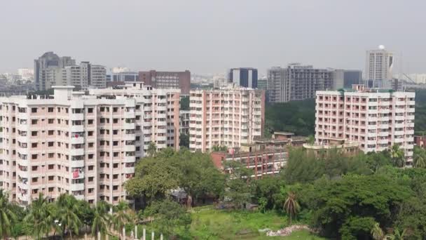 バングラデシュ2021年10月21日ダッカ市内のSher Bangla農業大学地区における緑豊かな自然と多層ビルのトップビュー — ストック動画