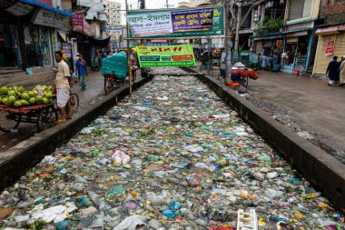 Kanalın ağzı 19 Ekim 2021 'de Jatrabari, Dhaka, Bangladeş' e atılan plastik atık ve yiyecek artıklarıyla tıkandı..