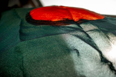 Bangladeş 'in ulusal bayrağı gökyüzünde dalgalanıyor. Bangladeş bayrağı yeşil bir orta kırmızı çemberden yapılmıştır. İpek kumaştan yapılmış Bangladeş 'in ulusal bayrağını kapat.