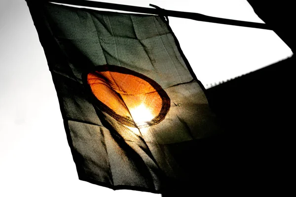 방글라데시의 국기가 하늘을 있습니다 방글라데시의 국기는 녹색으로 표시된 중앙붉은 원으로 — 스톡 사진