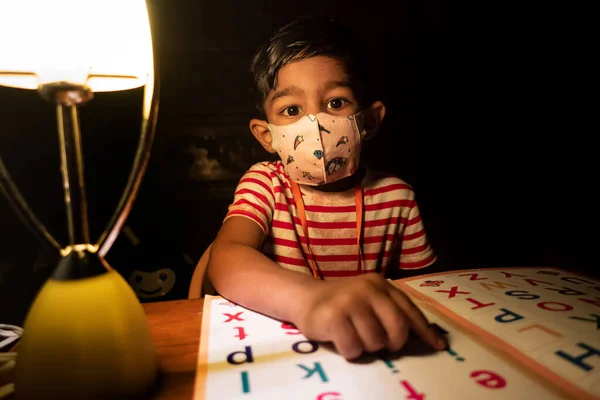 Ein Junge Mit Schutzmaske Sitzt Hause Und Liest Ein Buch — Stockfoto