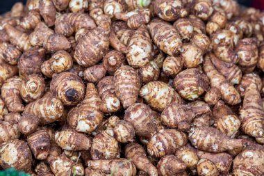 Taze Taro (Kochur Mukhi) sepetin üzerinde sebze. Colocasia yakın çekim görüntüsü.