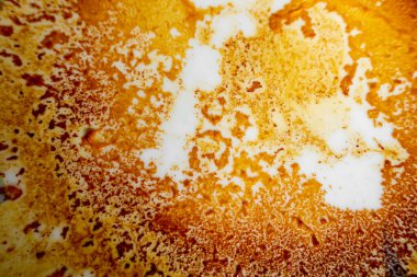 Beyaz arka planda soyut sarı-turuncu krema dokusu. Süt yakan tencereler turuncu-sarı dokular. Soyut rustik doku.