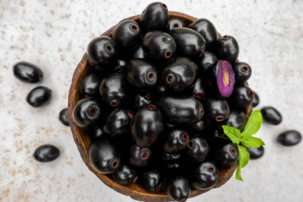 Μαύρα Ώριμα Φρούτα Syzygium Cumini Σκούρο Μαύρο Δαμάσκηνο Ξύλινο Μπολ Εικόνα Αρχείου