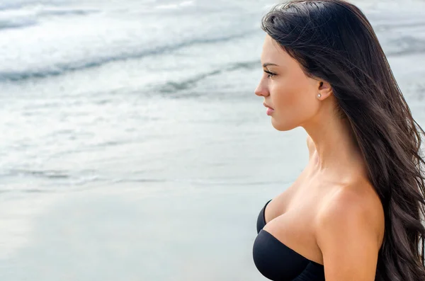 Sexy girl looking at the sea — Stock Photo, Image