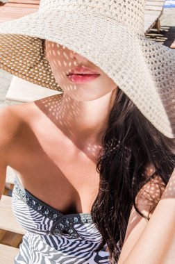 güzel bir kız ile şapka ve seksi dudaklar