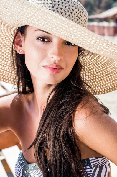 Beautiful girl with hat at the beach — Stock Photo, Image