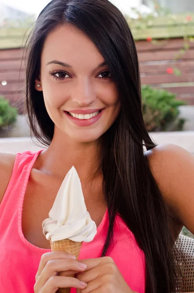 美丽的女孩举行冰淇淋 — 图库照片
