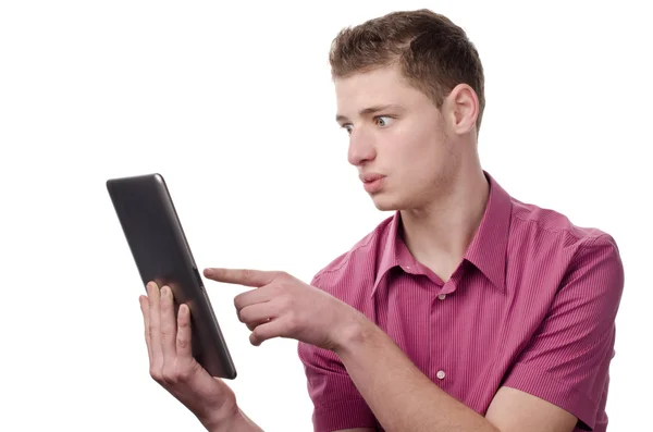 Jonge man die wijzen op een Tablet PC. — Stockfoto