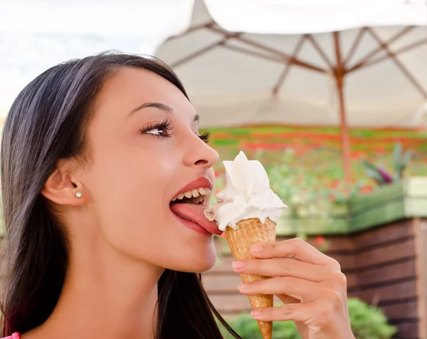 Schöne Frau isst ein leckeres Eis. — Stockfoto