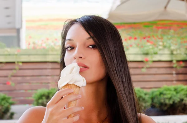 Bella donna mangiare un delizioso gelato . — Foto Stock