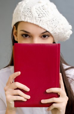 delici gözleri bir defter üzerinde seyir.