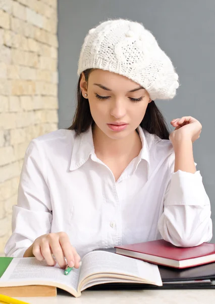 Schöne Studentin mit Baskenmütze. — Stockfoto