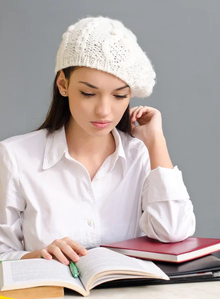 Bella studentessa con un berretto . — Foto Stock