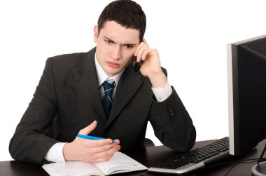 telefonda konuşurken masada oturan iş adamı.