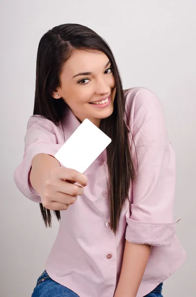Νεαρή γυναίκα, χαμογελαστά κρατώντας ένα κενό επαγγελματική κάρτα. — Φωτογραφία Αρχείου