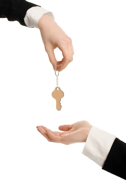 Kvinna hand erbjuder en nyckel. kvinna hand får en nyckel. — Stockfoto