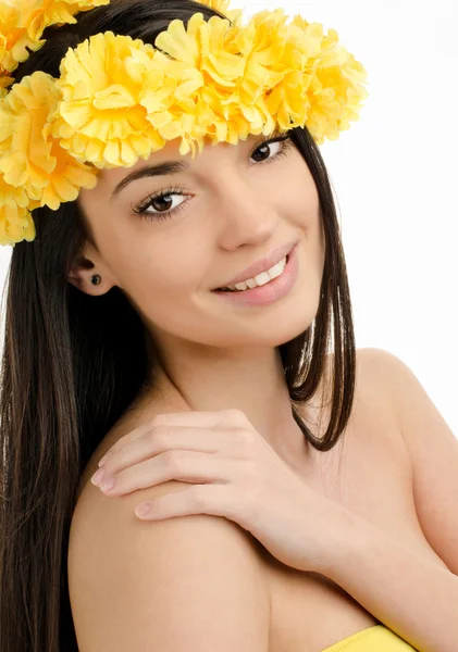 Seksi bir kadın portresi ile sarı çiçek çelenk. — Stok fotoğraf