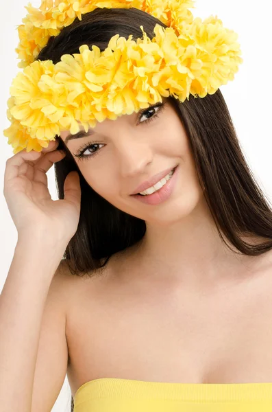 Retrato de una mujer sexy con corona de flores amarillas . —  Fotos de Stock