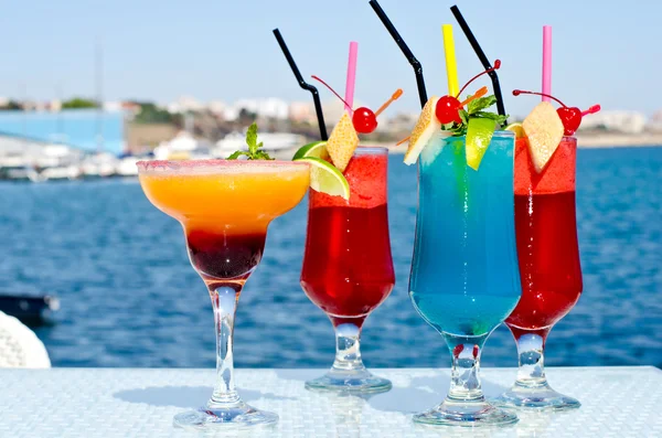 Letní barevný ovocný koktejl. — Stock fotografie