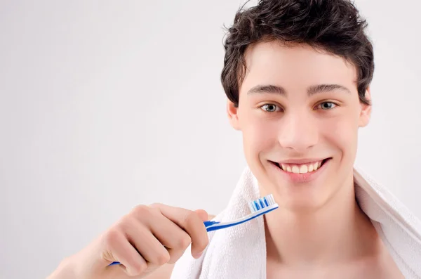 Morning routine of washing the teeth. — Stockfoto