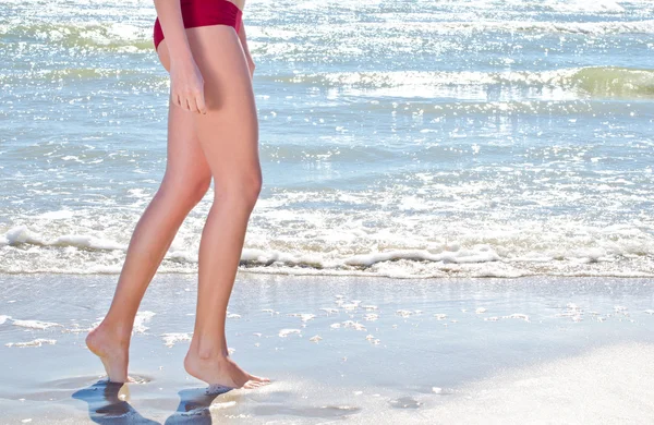 Promenader på stranden. — Stockfoto