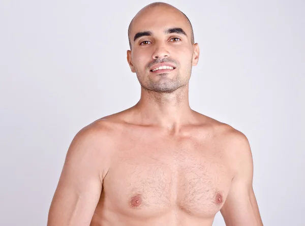 Portret van een topless man die lacht. — Stockfoto