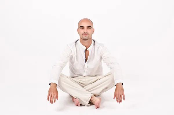 Чоловік в позі йоги . — стокове фото