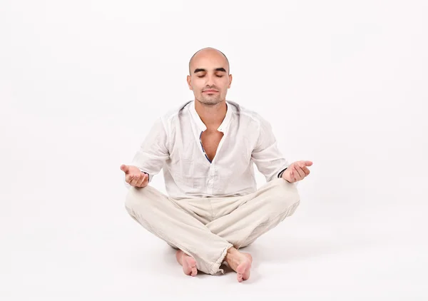 Hombre en posición de yoga . —  Fotos de Stock