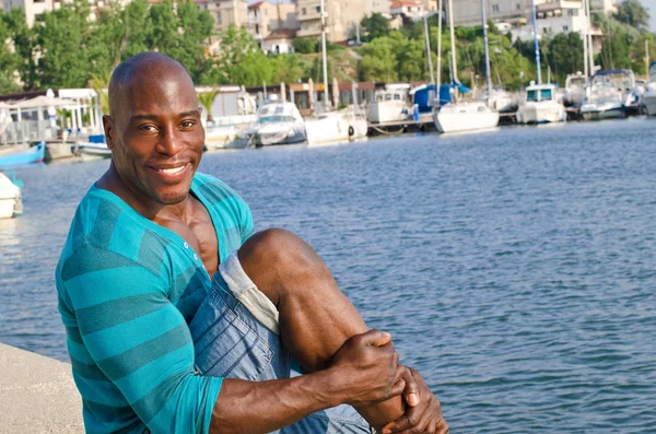 Summer marine scene with a handsome black man relaxing and enjoying the summer. — Stock Photo, Image