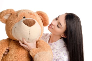 büyük bir oyuncak ayı ile güzel kız.