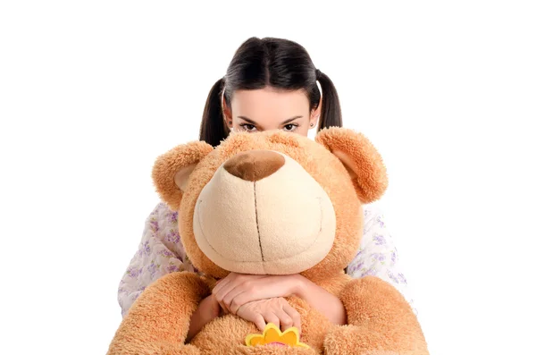 Meisje verbergen achter de grote teddybeer. — Stockfoto