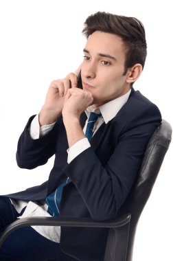 Genç işadamı telefonda konuşuyor..