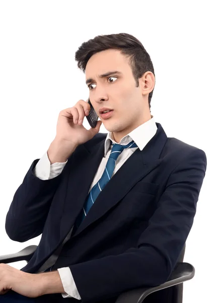 Jeune homme d'affaires parlant au téléphone. — Photo