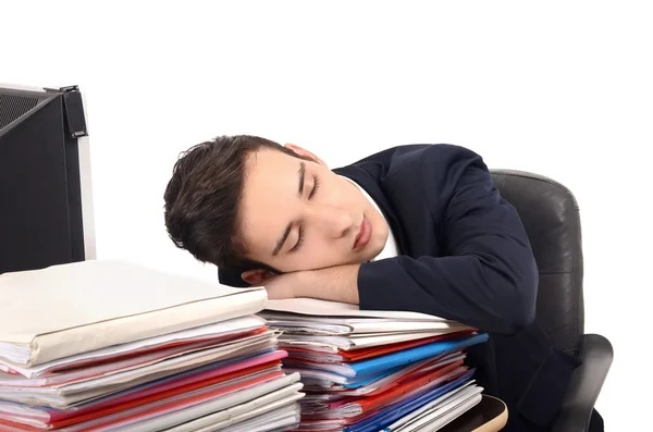 Jonge zakenman slapen op een stapel papier werk. — Stockfoto