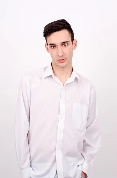 Joven hombre caucásico en camisa blanca . — Foto de Stock