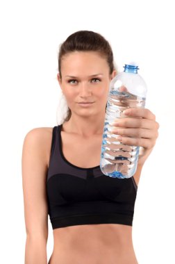 hidrasyon önemli. bir şişe içki sunan su tutan kız.