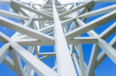 Beyaz çelik kule üzerinde kapat.