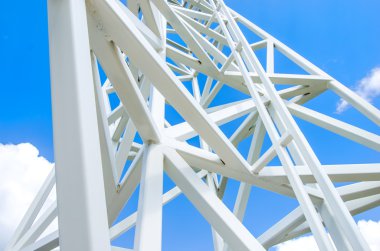 Beyaz çelik kule üzerinde kapat.