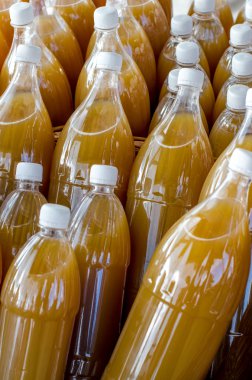 taze üzüm suyu piyasada birçok plastik şişe.