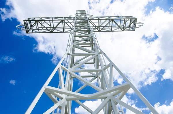 Cruz de torre de acero blanco, vista arriba . — Foto de Stock