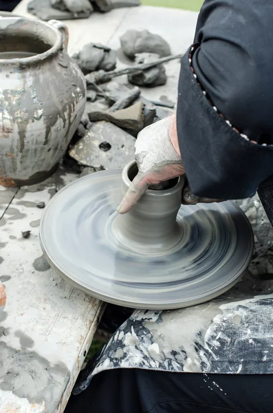 Крупный план рук, делающих керамику из глины на колесе . — стоковое фото