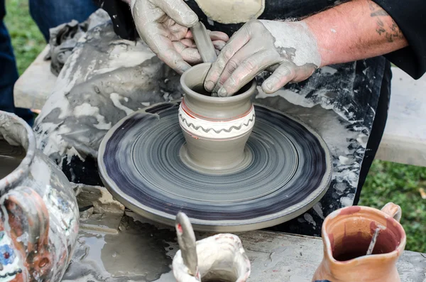 Detail rukou tvorba keramiky z hlíny na kolo. — Stock fotografie